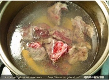 step2: 排骨塊放入滾水中汆燙至肉色由紅轉白，以便去除血水。