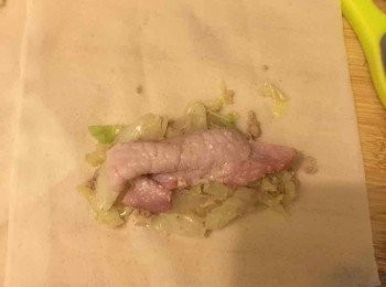 step3: 然後拎料放在自己個邊，放上一塊小煙肉。先左右摺然後向上摺，最後用生粉水黏口