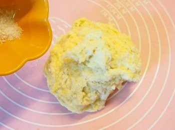 step3: 把麵團移至桌面，加入鹽搓兩分鐘。接著加入無鹽牛油用手搓20-30分鐘至起薄膜，滾圓發酵一小時至兩倍大（最好放焗爐內，旁邊放一小杯熱水，提供濕度及溫度有利發酵）