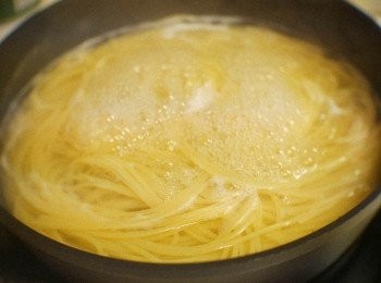 step2: 加1tsp 鹽, 跟包裝袋指示時間減1分鐘烚熟意粉