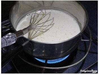 step5: 之後再將麵糊過濾一之後再開中火加熱