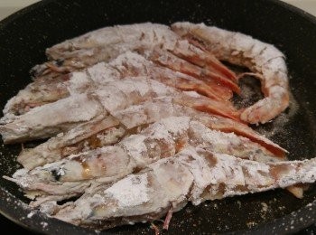 step1: 將蝦剪去頭頂尖角和腳仔,開蝦身挑走蝦腸,再用廚紙索乾水粉後撲上生粉,用半煎炸方式炸蝦。