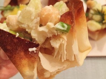 step5: 取出春卷杯，放入馬鈴薯沙拉，加鮮菠蘿，加裝飾，春卷趁香脆享用！

(剩餘的春捲皮不要浪費，撕小塊填滿內部)