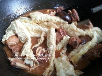 step8: 最後加入枝竹拌勻蓋上蓋繼續用慢火炆10分鐘