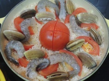 step4: 開蓋取出蝦頭棄掉，放上蝦子、蜆和牛油粒，加蓋繼續煮多5分鐘，熄火焗15分鐘。