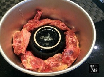 step1: 把碗倒扣在電鍋正中心,雞骨在周圍擺滿,怕味道太濃郁的可以加點紅棗