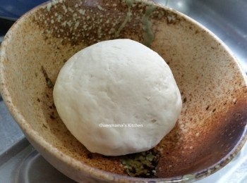 step2: - 將麵團轉往掃了薄油的深碗中，用保鮮紙蓋好，發酵至倍大 （我用蒸爐40度發酵，30分鐘
  就OK）