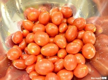 step1: 小番茄洗淨，300g的玻璃罐容器可裝約400g的小番茄