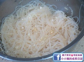 step3: 最好醃半小時以上，等粉絲可以入味啲~