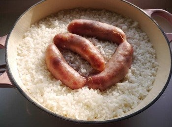 step8: *開鍋後，拿出香腸切片擺在飯上，再擺上月見半熟蛋以及燙熟的青江菜~