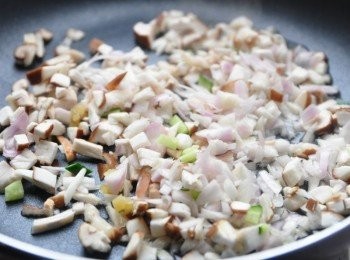 step3: 放入適量的油品，將紅蔥頭及香菇丁爆香