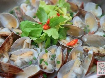 step9: 放入大蜆，蓋上煲蓋，待再水滾時便可熄火，即成！
*食前夾起茶袋*