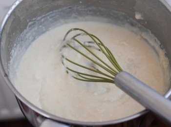 step3: 逐少加入牛奶不停攪拌，再用中小火煮5分鐘