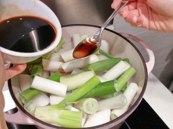 step3: 將調味醬和辣椒放入，蓋上蓋， 細火煮25分鐘。 放入vermicular嘅保溫袋二小時