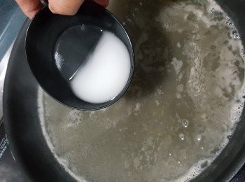 step14: 用生粉半茶匙,加1湯匙水拌勻,倒入素湯中打個玻璃芡