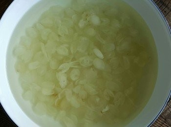 step3: 隔晚浸水，根據供應商提供。約30ml乾雪蓮子=3人份量。一包可分6次吃。由於它煮熱後變得黏稠，發起大4-6倍，不宜用太多。。。或多加水煲作幾天享用。