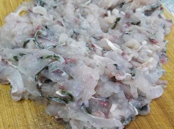 step1: 先將鯪魚洗淨切薄片，加入【<span class="group_2">調味</span>】內的鹽，開始剁爛。
芫荽及蔥切細粒備用。