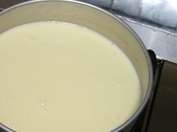 step5: 把粟米奶和餘下的牛奶倒入鍋中加入砂糖加熱