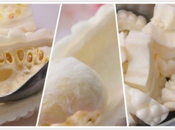 step1: 將苦瓜清洗乾淨後對切一半，然後取出湯匙將苦瓜內膜刮除乾淨，再切成塊狀