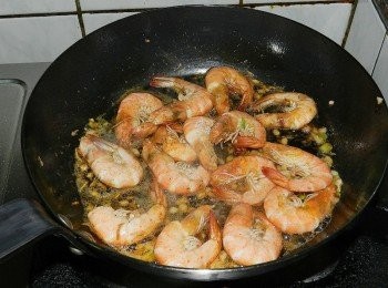 step4: 鍋邊下酒，並灑上香料共和國~原味椒鹽，豪邁的快炒