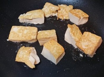 step4: 燒熱油鑊，下豆腐煎至兩面金黃