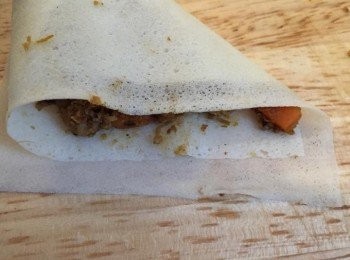 step6: 摺疊成三角型，塗粟粉水收口。