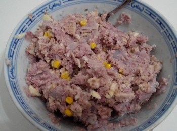 step3: 加入栗米粒、適量五香粉及胡椒粉拌勻