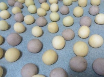step6: 搓成小顆小顆.擺上烤盤