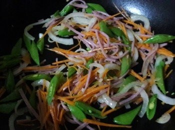 step3: 順序加入洋蔥 , 火腿絲 , 蜜糖豆絲 , 紅蘿蔔絲炒至軟身
