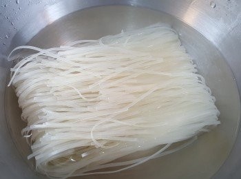 step1: 先用熱水將泰式粉條浸1分鐘，瀝水，備用。