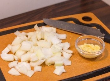 step3: 洋蔥切成約 2 cm方粒，蒜及薑去皮後剁成蓉備用