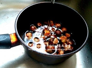 step1: 栗子放入煲內 , 加水蓋過面用中火煮滾 , 盛起趁熱去殼