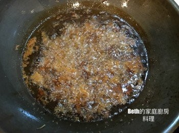 step2: 炒鍋倒入油加熱，用筷子放入邊邊有小泡泡即可放入瀝乾的干貝絲，用中小火炸炒5分鐘。