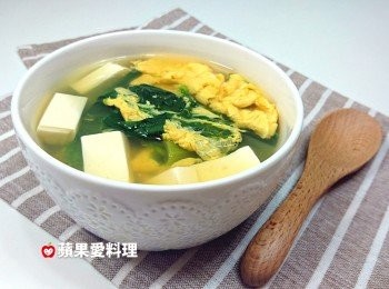 step9: 有了冷泡高湯，簡單料理就好好吃。高湯加水煮滾後，放入豆腐；水再滾後，放入青菜，煮約20秒，打入蛋花，【青菜豆腐蛋花湯】就完成了。完全不用調味，湯頭就好鮮甜好好喝哦。