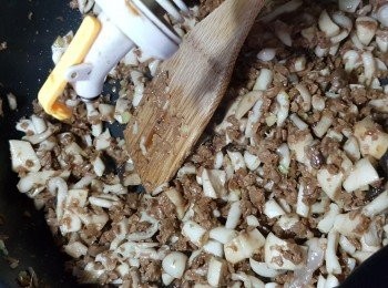 step8: 加少許紹興酒炒勻