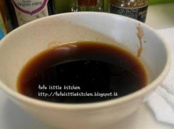 step2: 梅香咸魚去骨切成小粒，汁料拌勻備用。