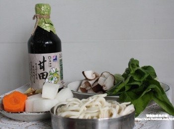 step1: 我準備了白蘿蔔、紅蘿蔔、青江菜、香菇、薑片，油麵條等。