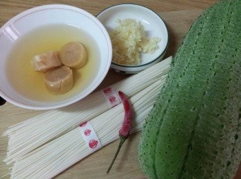 step1: 準備材料:
干貝       3粒 ( 清洗後浸泡1小時 , 把水瀝乾 , 再加入乾淨清水和3湯匙米酒, 放到電鍋中蒸熟 )