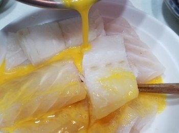 step1: 先下鹽，糖<span class="group_2">醃魚柳</span>, 再伴蛋漿