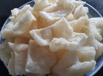 step2: 魚肚，清水浸泡後切件，用薑片出水備用