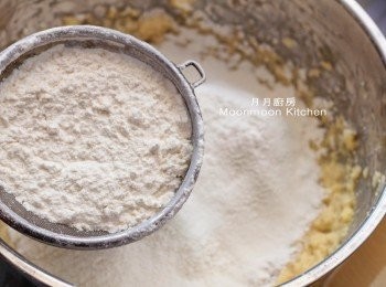 step4: 再篩入低筋粉及泡打粉拌勻。