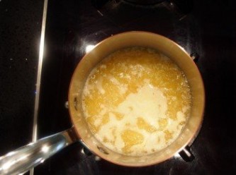 step3: 使用中小火加熱,將奶油煮至溶化,過程中將奶油表面的雜質用湯匙撈除,繼續中小火煮至奶油慢慢產生色澤變化及堅果香氣釋出。(剛開始奶油中的氣泡會很多,煮到焦糖色澤出現時,氣泡會變小變少)。煮奶油前先準備一鍋冷水備用。