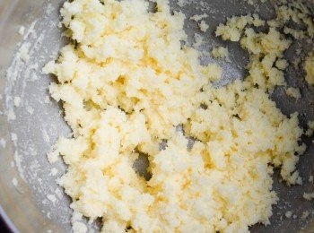 step1: 用電動打蛋器打發牛油至軟身，然後加入糖拌均