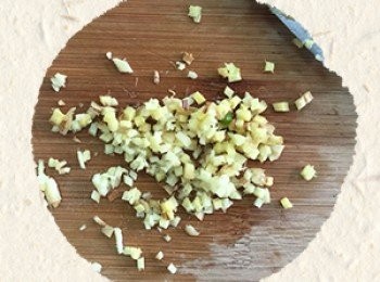 step7: 薑切末。