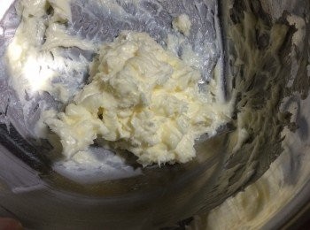 step2: 牛油室温放軟，打成乳脂狀，加入紅糖混合，再加全蛋拌勻