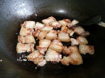 step4: 燒紅鑊 , 爆香腩片至微黃色