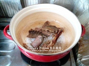 step2: 煲內加少油爆香燒鴨骨