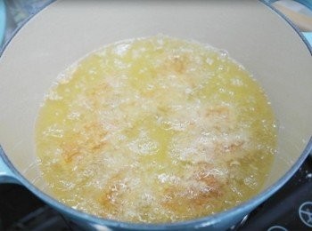 step7: 放進油鍋裡炸囉~~~ 用中火炸至起大泡沫即可^^"