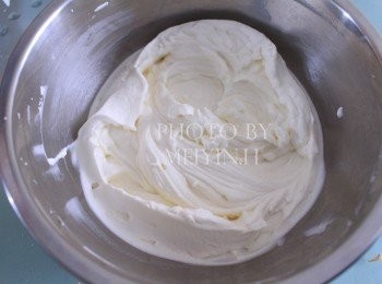 step9: 淡奶油加入糖粉和香草精，打發到8分發。