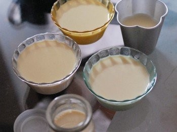 step3: 下魚膠粉（將浸軟的魚膠片搓乾水）不停攪至完全溶化。然後倒入容器內，待涼後放入雪櫃最少三小時才享用